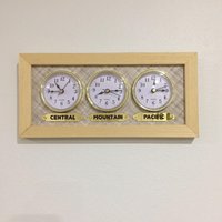 3 Anpassbare Bereiche. Zeitzonen Uhr. Optionale Bereichsnamen. Persönliche Beschriftung Auf Anfrage. Es Besteht Aus Holzrahmen 3 Anpassbare Bereiche. Zeitzonen Uhr. Optionale Bereichsnamen. Persönliche Beschriftung Auf Anfrage. Es Besteht Aus Holzrahmen von KirpiArt