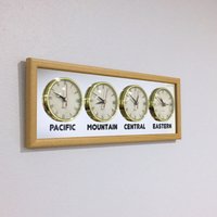 4 Zone Uhr Mit Spiegel. Sie Können Den Gewünschten Namen, Die Gewünschte Region Oder Stadt Drucken. Zeitzonen Uhr. 4Zone Mal. Mehrzonenuhr von KirpiArt