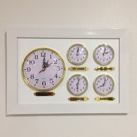 Weisse Wanduhr. Personalisierbare 4+1 Zeitzonen Uhr. Mehrere Anpassbare Wanduhren Für 5 Regionen Oder Städte. Wanduhr Weisse Wanduhr. Personalisierbare 4+1 Zeitzonen Uhr. Mehrere Anpassbare Wanduhren Für 5 Regionen Oder Städte. Wanduhr von KirpiArt
