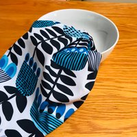 Mid Century Tulips Geschirrtuch, Blau Skandinavisch, 100% Baumwolle von KirstenKatzDesigns