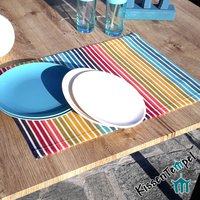 Echtes Outdoor Tischset "Rainbow", Uv-Beständig, Wetterfest, Bunte Streifen in Regenbogenfarben, Für Terrasse, Balkon, Garten, Wintergarten von Kissentempel