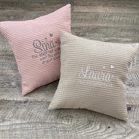 Namenskissen Personalisiert 40x40 - Kissen Mit Name & Wunschtext Geschenk Zur Geburt, Taufe Oder Geburtstag Besticktes Handmade von Kissenzauberei