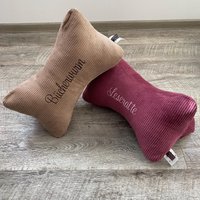 Personalisierter Leseknochen Mit Name | Lesekissen Aus Breitcord Geschenk Für Leseratten & Bücherfreunde Personalisierter Leseknochen Mit Name | Lesekissen Aus Breitcord Geschenk Für Leseratten & Bücherfreunde von Kissenzauberei