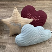 Personalisiertes Kissen Mit Namen - Herz, Stern Oder Wolke, Kuschelkissen Baby, Geschenk Zur Geburt & Taufe, Namenskissen, Kinderzimmer Deko Personalisiertes Kissen Mit Namen - Herz, Stern Oder Wolke, Kuschelkissen Baby, Geschenk Zur Geburt & Taufe, Namenskissen, Kinderzimmer Deko von Kissenzauberei