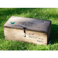 Baby Box Holzkiste Holzbox Truhe Aufbewahrungsbox Personalisierbar Geschenk Zur Taufe/Geburt von KistenJack