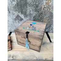 Baby Box Holzkiste Holzbox Truhe Aufbewahrungsbox Personalisierbar Geschenk Zur Taufe/Geburt von KistenJack