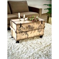 Vintage Truhe Auf Stahlrollen Holzkiste Frachtkiste Sitzbank Couchtisch Spielzeugkiste von KistenJack