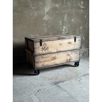 Vintage Truhe Auf Stahlrollen Holzkiste Frachtkiste Sitzbank Couchtisch "Royal " von KistenJack
