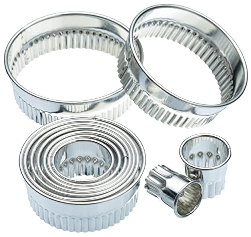 KitchenCraft Geriffelte Metall Ausstechformen für Kekse und Gebäck als Plätzchen Ausstecher mit Aufbewahrungsdose (11er Set) von KitchenCraft