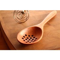 Holzsieb Löffel Hand Geschnitzt Aus Black Cherry Holz, Walnuss Holz Oder Sugar Maple Sieb Von Obst Und Gemüse von KitchenCarvings