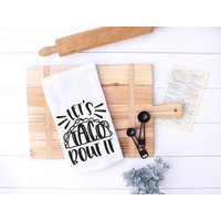 Lets Taco Bout It - Küchenhandtuch Lustiges Küchendekor Tacotuch Geschirrtuch Nacht Hauserwärmer Gastgeschenk Lets Taco Bout It - Küchenhandtuch Lustiges Küchendekor Tacotuch Geschirrtuch Nacht Hauserwärmer Gastgeschenk von KitchenConversation