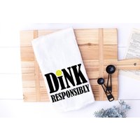 Lustiges Küchenhandtuch Für Pickleball Liebhaber - Dink Verantwortungsvoll Spieler Wortspiele Geschenk Mehlsack-Geschenk Ruhestand von KitchenConversation
