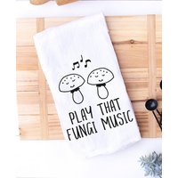 Lustiges Küchenhandtuch | Play That Fungi Musik Puns Mehlsack Handtücher Punny Hunor Geschenk Zur Wohnungserwärmung von KitchenConversation