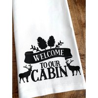 Rustikale Küchenhandtuch - Gastgeberin Geschenk Einweihungsparty Willkommen in Unserer Hütte Log Cabin Dekor Tannenzapfen Und Reh von KitchenConversation