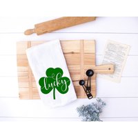 st. Patricks Day Küchentuch - Urlaubsdekoration Glücksklee Leprechaun Dekor Geschirrtuch Mehlsack st. Patricks Day Küchentuch - Urlaubsdekoration Glücksklee Leprechaun Dekor Geschirrtuch Mehlsack von KitchenConversation