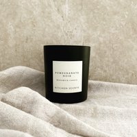 Granatapfel Noir Holz Docht Kerze von KitchenScents