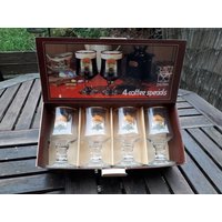 Satz Von 4 Jahrgang 1970Er Jahre Dema Kaffee Specials Stammten Gläser Mit Goldrand in Originalverpackung. Hergestellt England Satz Von 4 Jahrgang 1970Er Jahre Dema Kaffee Specials Stammten Gläser Mit Goldrand in Originalverpackung. Hergestellt England von KitchenTimeTraveller