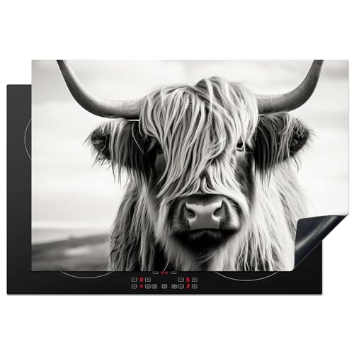 KitchenYeah© Herdabdeckplatte 78x52 cm Einteilig Ceranfeld Abdeckplatte für Induktionsschutz Ceranfeldabdeckung Vinyl Herdabdeckplatten Schottisches Hochlandrind - Schwarz und weiß - Kuh - Tiere von KitchenYeah