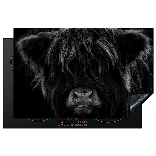 KitchenYeah© Herdabdeckplatte Einteilig Küche Herdabdeckung Induktionsfeld Ceranfeld Herdabdeckplatten Vinyl Matte Aufrollbar Schottisches Hochlandrind - Kuh - Schwarz und Weiß - Tiere - 81.6x52.7 cm von KitchenYeah