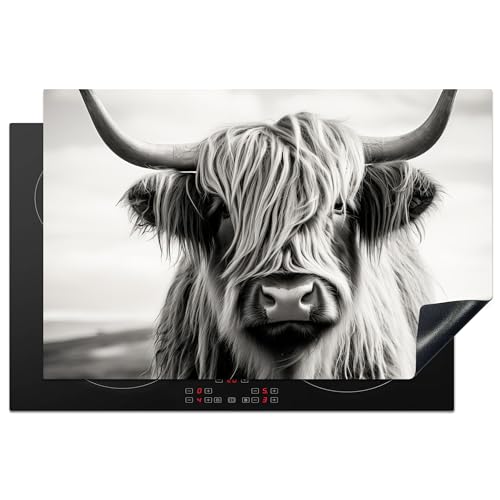 KitchenYeah© Herdabdeckplatte 80x52 cm Einteilig Ceranfeld Abdeckplatte für Induktionsschutz Ceranfeldabdeckung Vinyl Herdabdeckplatten Schottisches Hochlandrind - Schwarz und weiß - Kuh - Tiere von KitchenYeah