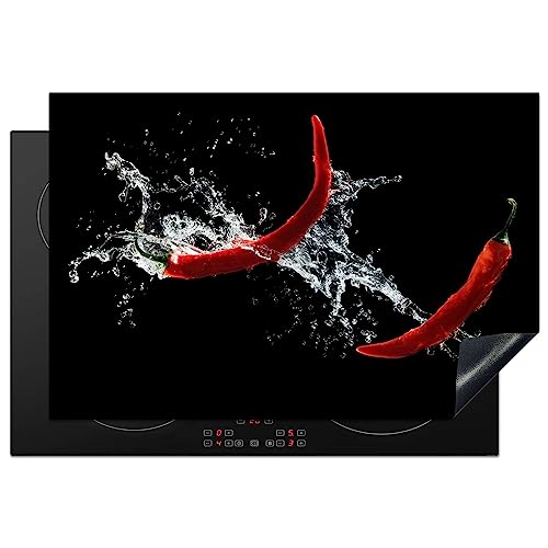 KitchenYeah© Herdabdeckplatte Einteilig Herdabdeckung Abdeckplatte für Ceranfeld Abdeckung Induktionskochfeld Aufrollbare Matte Chili - Stilleben - Wasser - Schwarz - Rot - Pfeffer - 78x52 cm von KitchenYeah