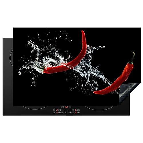 KitchenYeah© Herdabdeckplatte Einteilig Herdabdeckung Abdeckplatte für Ceranfeld Abdeckung Induktionskochfeld Aufrollbare Matte Chili - Stilleben - Wasser - Schwarz - Rot - Pfeffer - 83x51 cm von KitchenYeah