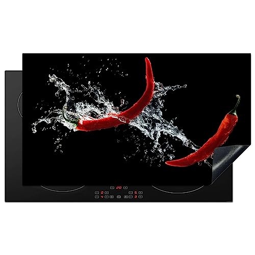 KitchenYeah© Herdabdeckplatte Einteilig Herdabdeckung Abdeckplatte für Ceranfeld Abdeckung Induktionskochfeld Aufrollbare Matte Chili - Stilleben - Wasser - Schwarz - Rot - Pfeffer - 90x52 cm von KitchenYeah