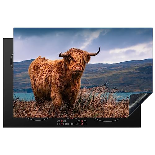 KitchenYeah© Herdabdeckplatte Einteilig Herdabdeckung Abdeckplatte für Ceranfeld Abdeckung Induktionskochfeld Aufrollbare Matte Schottisches Hochlandrind - Berg - Wasser - Natur - Kuh - 81.6x52.7 cm von KitchenYeah