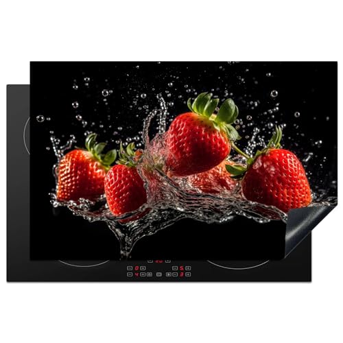 KitchenYeah© Herdabdeckplatte Einteilig Induktionsmatte Küche Abdeckung Induktionsschutzmatte Deko Vinyl Matte Aufrollbar Erdbeeren - Obst - Rot - Wasser - Schwarz - 80x52 cm von KitchenYeah