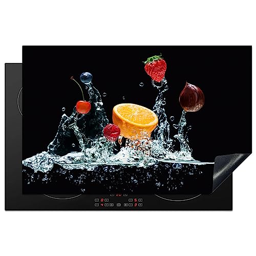 KitchenYeah© Herdabdeckplatte Einteilig Küche Abdeckplatte für Ceranfeld Abdeckung Induktionskochfeld Platte Aufrollbare Matte Wasser - Obst - Orange - Erdbeeren - Kirsche - Schwarz - 80x52 cm von KitchenYeah