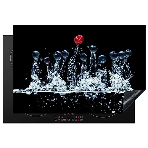 KitchenYeah© Herdabdeckplatte Einteilig Küche Abdeckplatten für Herd Abdeckung Induktionskochfeld Ceranfeld Aufrollbare Matte Himbeeren - Wasser - Schwarz - Obst - Rot - 77x51 cm von KitchenYeah