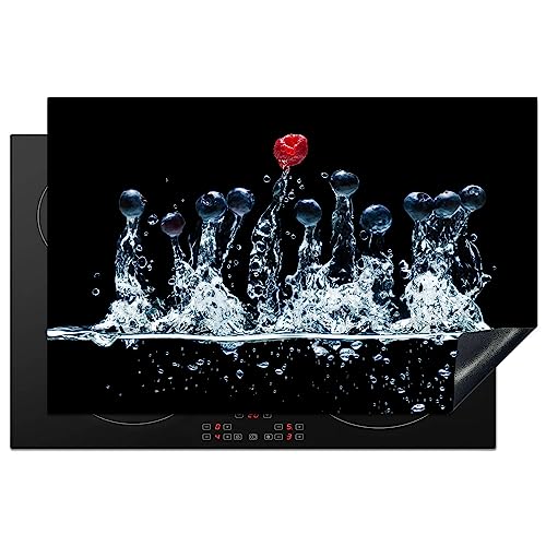 KitchenYeah© Herdabdeckplatte Einteilig Induktionsmatte Küche Abdeckung Ceranfeld Herd Abdeckplatte Deko Vinyl Matte Aufrollbar Himbeeren - Wasser - Schwarz - Obst - Rot - 80x52 cm von KitchenYeah