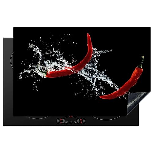 KitchenYeah© Herdabdeckplatte Einteilig Herdabdeckung Abdeckplatte für Ceranfeld Abdeckung Induktionskochfeld Aufrollbare Matte Chili - Stilleben - Wasser - Schwarz - Rot - Pfeffer - 80x52 cm von KitchenYeah