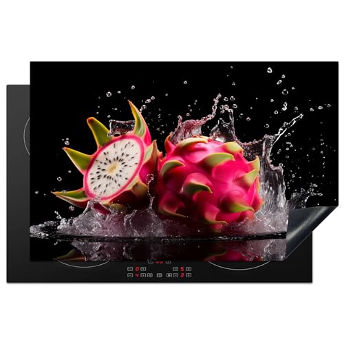 KitchenYeah© Herdabdeckplatte Einteilig Küche Herdabdeckung Induktionsfeld Ceranfeld Herdabdeckplatten Vinyl Matte Aufrollbar Drachenfrucht - Schwarz - Wasser - Obst - 80x52 cm von KitchenYeah