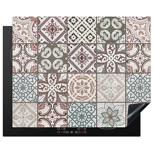 KitchenYeah© Herdabdeckplatte Einteilig Ceranfeld Abdeckplatte für Induktionsschutz Ceranfeldabdeckung Vinyl Herdabdeckplatten Mosaik - Braun - Muster - Fliese - 65x52 cm von KitchenYeah
