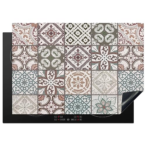 KitchenYeah© Herdabdeckplatte Einteilig Ceranfeld Abdeckplatte für Induktionsschutz Ceranfeldabdeckung Vinyl Herdabdeckplatten Mosaik - Braun - Muster - Fliese - 75x52 cm von KitchenYeah