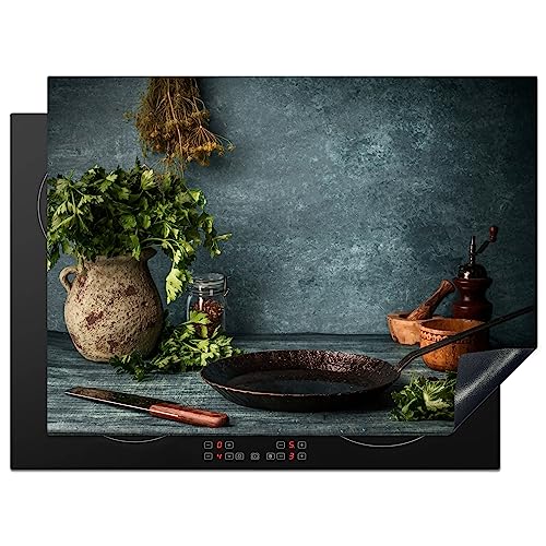 KitchenYeah© Herdabdeckplatte Einteilig Küche Kochfeld Abdeckung Ceranfeld Herdplattenabdeckung Aufrollbare Matte Kräuter - Gewürze - Pfanne - Messer - Grau - Rustikal - 70x52 cm von KitchenYeah