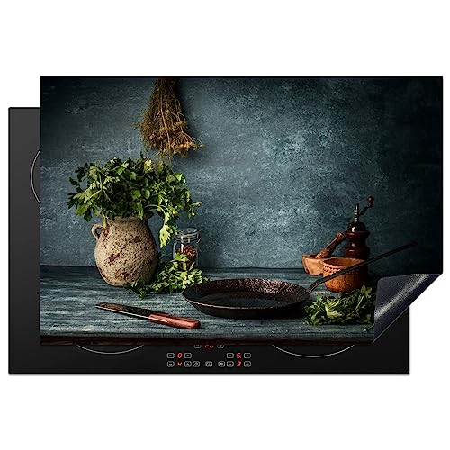 KitchenYeah© Herdabdeckplatte Einteilig Küche Kochfeld Abdeckung Ceranfeld Herdplattenabdeckung Aufrollbare Matte Kräuter - Gewürze - Pfanne - Messer - Grau - Rustikal - 78x52 cm von KitchenYeah