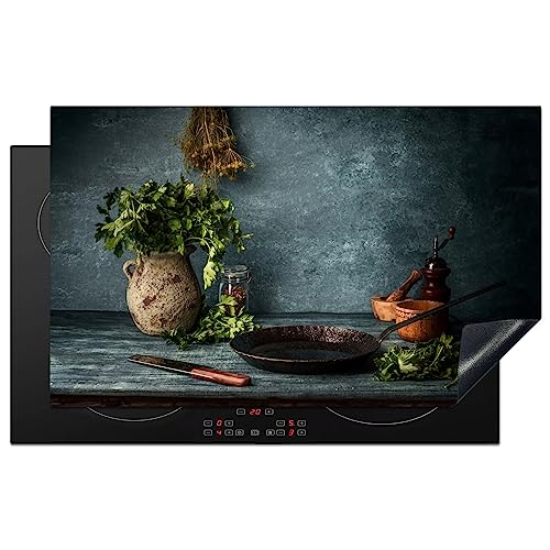 KitchenYeah© Herdabdeckplatte Einteilig Küche Kochfeld Abdeckung Ceranfeld Herdplattenabdeckung Aufrollbare Matte Kräuter - Gewürze - Pfanne - Messer - Grau - Rustikal - 83x51 cm von KitchenYeah