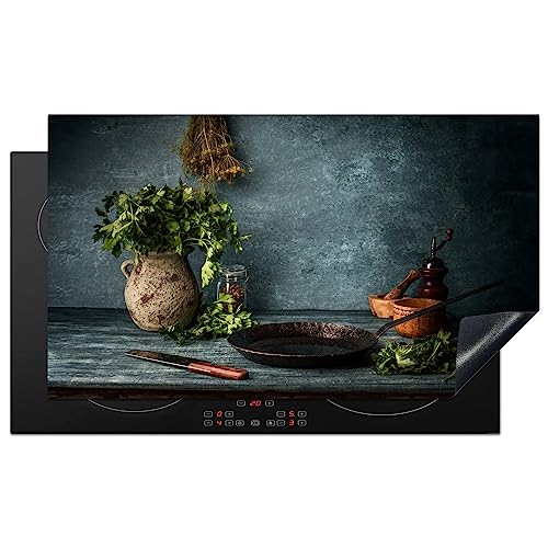 KitchenYeah© Herdabdeckplatte Einteilig Küche Kochfeld Abdeckung Ceranfeld Herdplattenabdeckung Aufrollbare Matte Kräuter - Gewürze - Pfanne - Messer - Grau - Rustikal - 91.6x52.7 cm von KitchenYeah