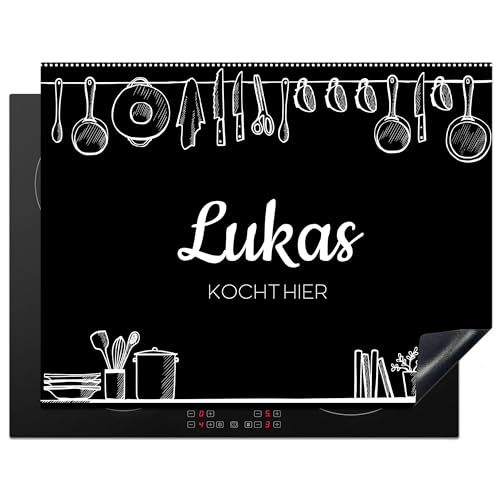KitchenYeah© Herdabdeckplatte Personalisiert Einteilig Ceranfeld Abdeckplatte Küche Deko Ceranfeldabdeckung Anti Rutsch Matte Aufrollbar kocht/kochen hier - Name - Geräte - Schwarz - 52L x 80B cm von KitchenYeah