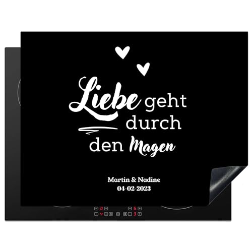 KitchenYeah© Herdabdeckplatte Personalisiert Einteilig Küche Abdeckplatte für Ceranfeld Abdeckung Induktionskochfeld Aufrollbare Matte Liebe geht durch den Magen - Name - Datum - Herz - 77x59 cm von KitchenYeah