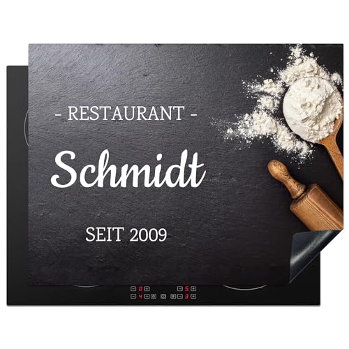 KitchenYeah© Herdabdeckplatte Personalisiert Einteilig Küche Abdeckplatte für Ceranfeld Abdeckung Induktionskochfeld Aufrollbare Matte Restaurant - Name und Jahr - Beton - 52L x 81B cm von KitchenYeah