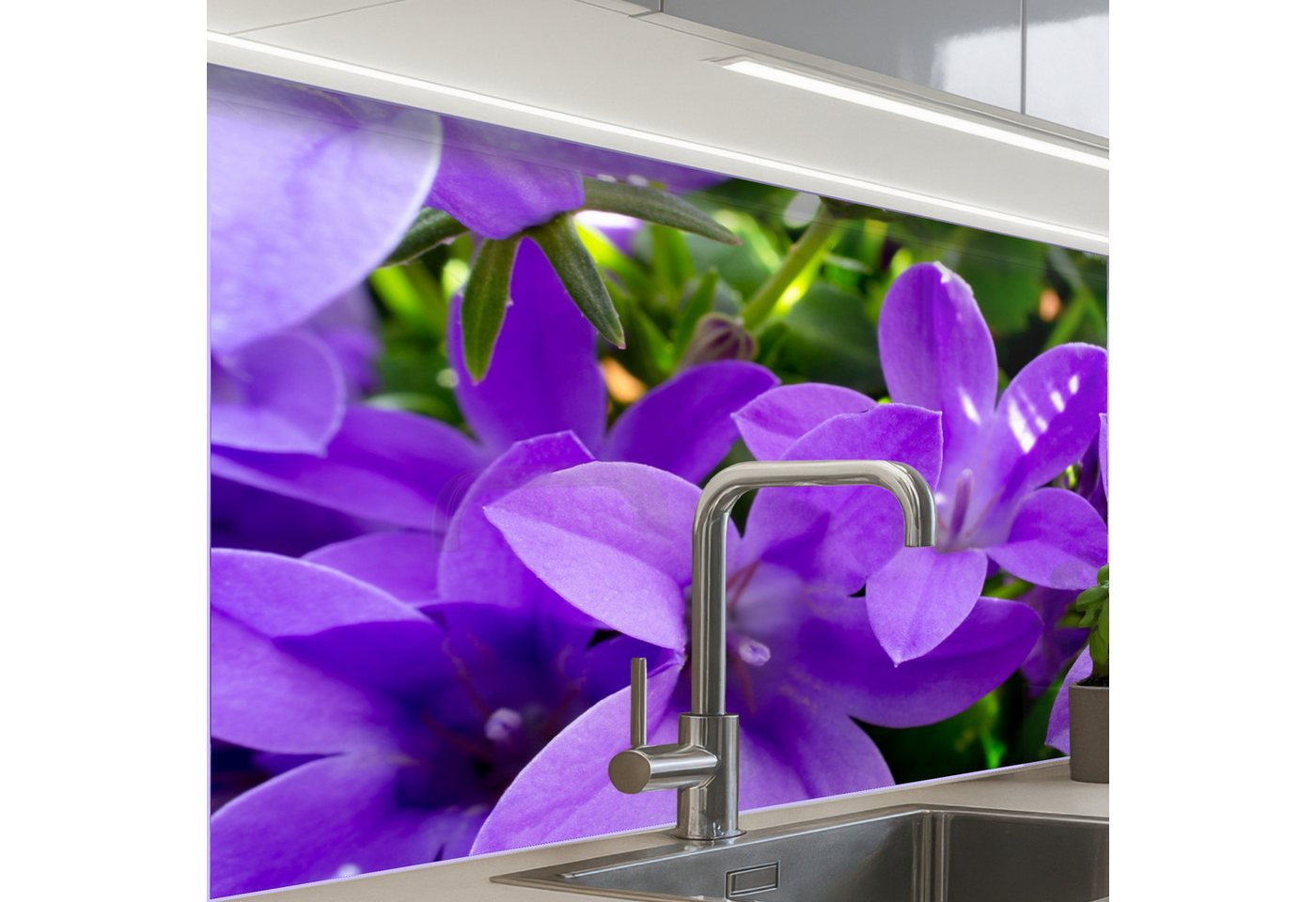 KitchenYeah Küchenrückwand selbstklebend Blumen - Lila - Natur, (1-tlg), Spritzschutz, Küche, Rückwand, Küchenwand, Küchenfront, 80x60 cm von KitchenYeah