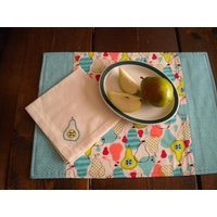 Hübsche Pears Reversible Platzset Und Serviette Mit Handbesticktem Akzent von KitschnLinens