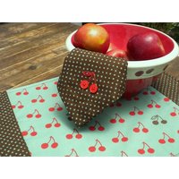 Rote Kirschen Platzset Und Serviette Mit Handstickerei Button Details von KitschnLinens