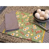 Speck Und Eier Frühstück Platzset Servietten Set Mit Schwarz-Weiß Kariertem Kontrast Gelber Borte von KitschnLinens