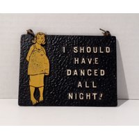 Vintage Metall Schwangere Mutter Schild Wandbehang von KitschyCollection