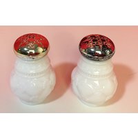 Vintage Untitled Milk Glass Salt & Peepers Shackers With Chrome Tops von KitschyCollection