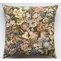 Liberty Of London Vintage Stoff-Kissen ""Cottage Garden"" ." von KittyGreenway